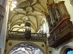 Detalle de la bóveda nervada manuelina y el órgano barroco