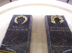 Tumba de MacArthur y su esposa Jean en Norfolk