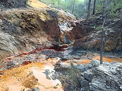 Afluente del Río Tinto en España con tono rojizo debido a la alta concentración de óxidos de hierro.