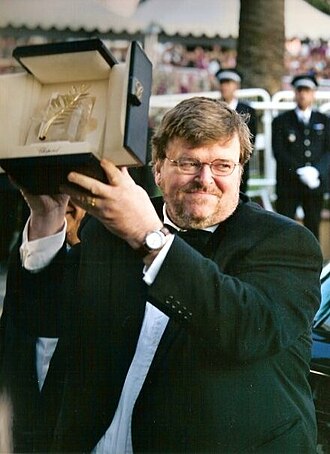 Michael Moore recibiendo el premio por Fahrenheit 9/11