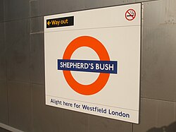 Logotipo de London Overground en una señal en la estación de Shepherd's Bush