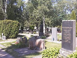 Cementerio en Nurmijärvi en Finlandia con cruces y lápidas