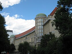 Fachada principal del edificio histórico de la Biblioteca Nacional en Leipzig.