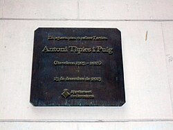 Placa conmemorativa en la casa natal de Antoni Tàpies en la calle de la Canuda, Barcelona