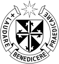 Escudo de la Orden de Predicadores con la cruz flordelisada en blanco y negro