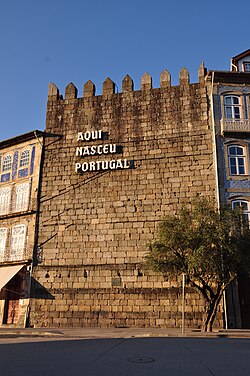 Torre de la muralla con la inscripción sobre el nacimiento de Portugal