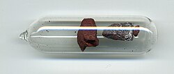 Comparación visual entre muestras de fósforo rojo y violeta.