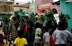 Personas participando en una ceremonia tradicional.
