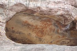 Pintura rupestre encontrada en el emplazamiento arqueológico de Bhimbetka en la India