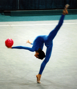 Ejemplo de coordinación, equilibrio y fuerza en gimnasia rítmica.