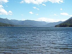 Vista general del lago Quillén rodeado de bosques andino patagónicos