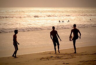 Vista general de un campo de fútbol playa en Bali.
