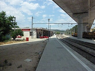 La estación de Massanet-Massanas bajo el viaducto de la línea de alta velocidad en 2010.
