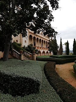 Vista lateral de la fachada desde el jardín