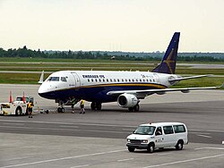 Avión comercial de pasajeros en pista