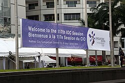 Cartel de bienvenida a la 117ª sesión del Comité Olímpico Internacional realizada en Singapur en 2005