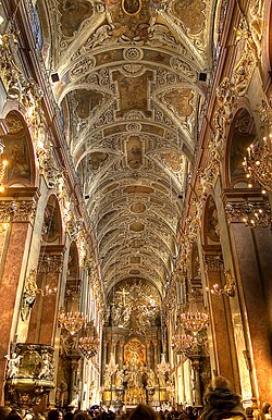 Decoraciones barrocas de estuco en la basílica del Monasterio de Jasna Góra.
