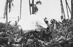 Soldados estadounidenses usando lanzallamas en 1943
