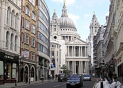 Vista de la Catedral de San Pablo desde Ludgate Hill en Londres.
