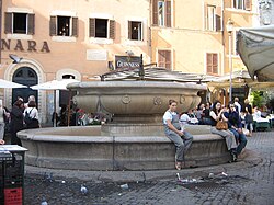 La Fontana della Terrina situada en la plaza