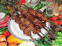 Brocheta de shashlik asada a la parrilla