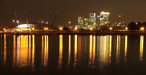 Vista del Millennium Dome y Canary Wharf desde el Royal Victoria Dock