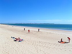 Vista de la playa de El Buzo con la ciudad de Cádiz al fondo
