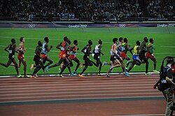 Atleta compitiendo en atletismo