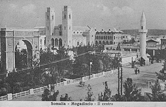 Vista de Mogadiscio en 1936 con la catedral católica y el arco de triunfo