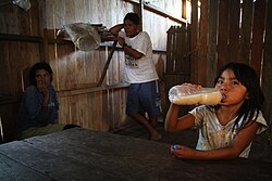 Niña bebiendo masato en Maicao, Colombia
