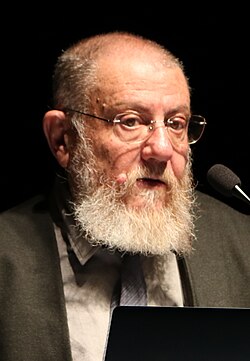 Retrato fotográfico de Guillermo Pérez Villalta en 2019