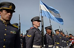 Aspirantes de la Escuela de Suboficiales del Ejército Sargento Cabral formados en patio.