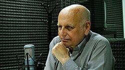 Retrato fotográfico de perfil de Edgardo Cozarinsky.