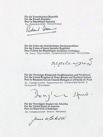 Representantes diplomáticos firmando el Tratado Dos más Cuatro en Moscú.