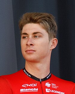 Matis Louvel en una competencia de ciclismo