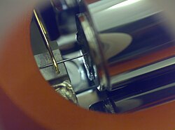 Un acercamiento de una cabeza de microscopio de efecto túnel simple usando una punta de platino-iridio