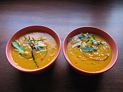 Crema de calabaza decorada con hojas de rúcula