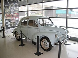 Primer ejemplar del Renault 4CV fabricado por FASA-Renault en Valladolid