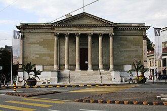 Vista de la fachada y el entorno del Museo Rath en Ginebra