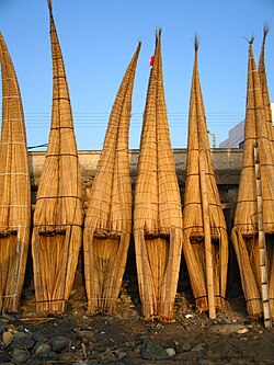 Embarcaciones tradicionales conocidas como caballitos de totora en la costa norte peruana.