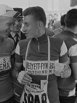 Ciclista con el maillot del equipo Helyett