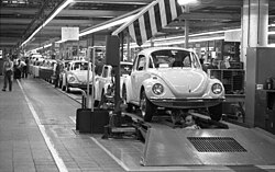 Cadena de producción de Volkswagen Beetle en 1973