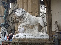 León de la izquierda, obra de Flaminio Vacca