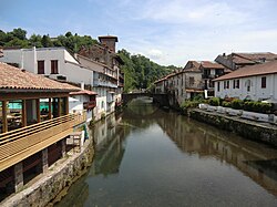 Vista del río Nive con la puerta-torre de Nuestra Señora