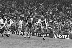 Marco van Basten celebrando un gol con el Ajax frente al Feyenoord en 1983