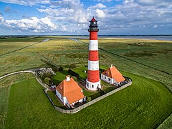 Fotografía aérea de un faro en Alemania tomada con un dron