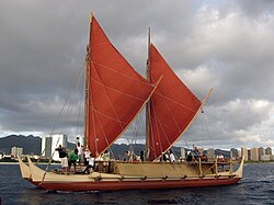 Réplica moderna de una canoa polinesia de doble casco