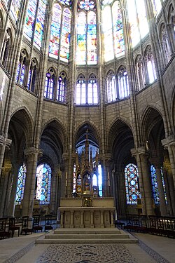 Cabecera de Saint-Denis con su deambulatorio y vidrieras