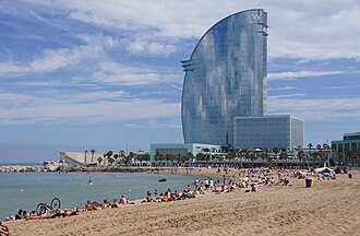 Playa de San Sebastián con el hotel W Barcelona al fondo