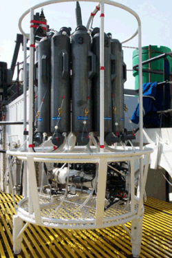Dispositivo utilizado para recoger muestras en aguas profundas para pruebas de calidad.
